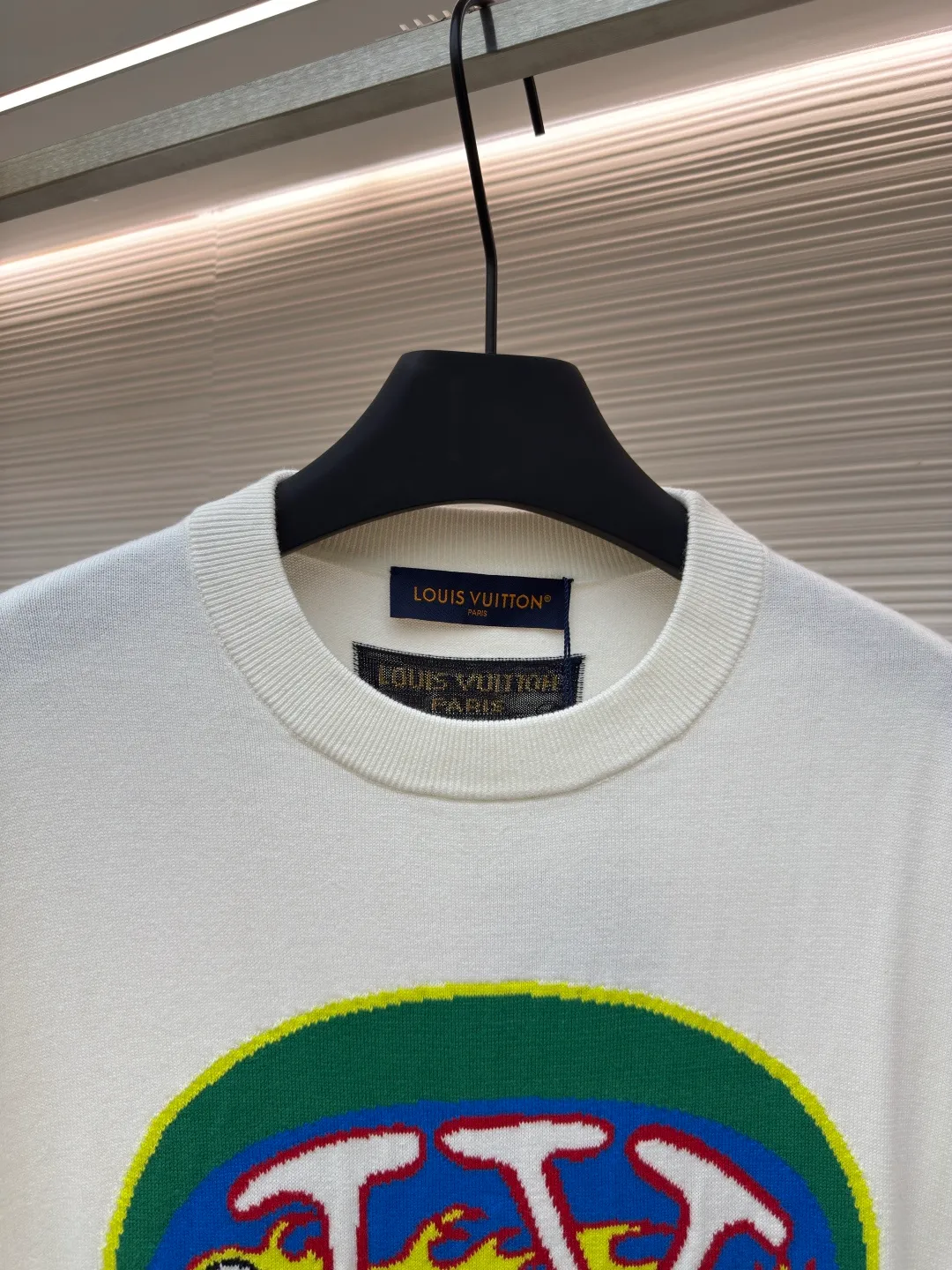LOUIS VUITTON football flame knitted short sleeves ●Authentic product: purchased and developed at 7850 ●Item number: 1680184-A55 ●Fabric: knitted fabric ●Technology: intarsia production ●Version: fitted version ●Weight: about 350 grams ●Size: The soft cotton fabric is dipped in bright colors, and the flip-effect mulberry silk label is embellished on the back. The combination of rich and diverse patterns and bright colors not only adds to the coolness of the whole piece, but also has some lazy retro flavor. The knitted fabric has good breathability and is super comfortable to wear. The overall workmanship is very complicated, and the embroidery is added with heat-capacitive glue. It needs hot glue to ensure quality. The checkerboard pattern needs to be positioned correctly. Therefore, the speed is relatively slow, and every process of the entire garment is slow and time-consuming.